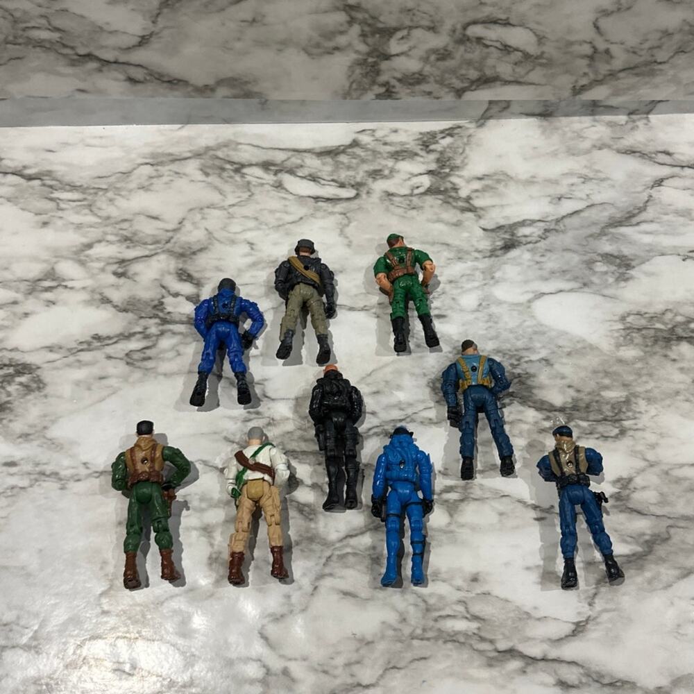 Assorted action figures - Picture 2 of 2